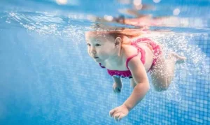 فواید آموزش شنا برای کودکان